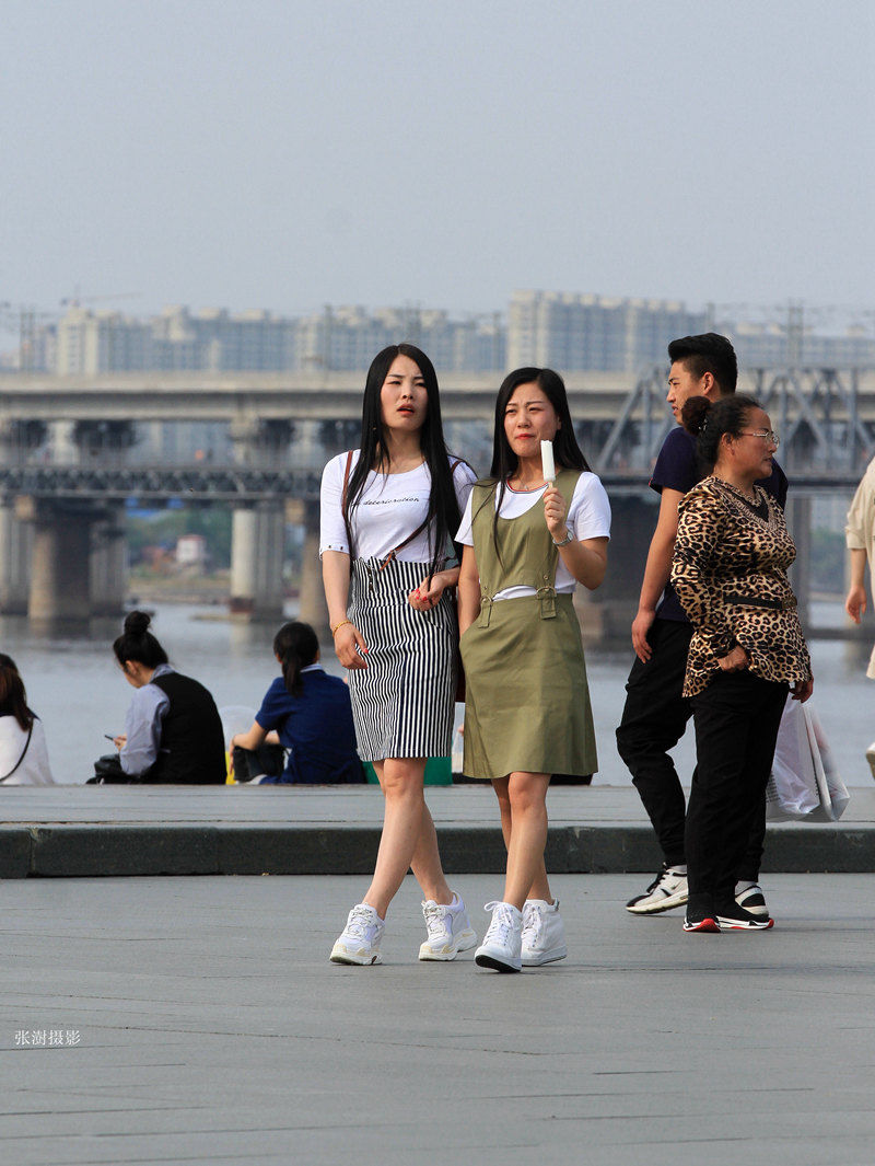 哈尔滨街头 姑娘们穿起夏装 薄起来靓起来燥起