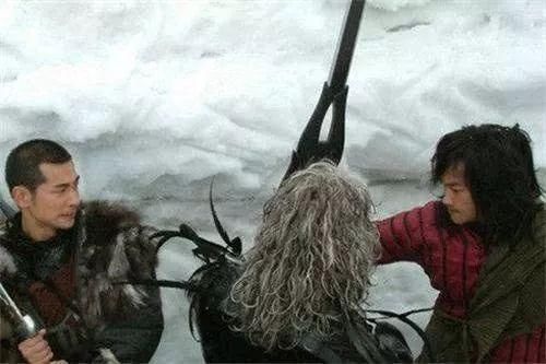 帝释天一直在给雄霸下药,雄霸却浑然不知,而他