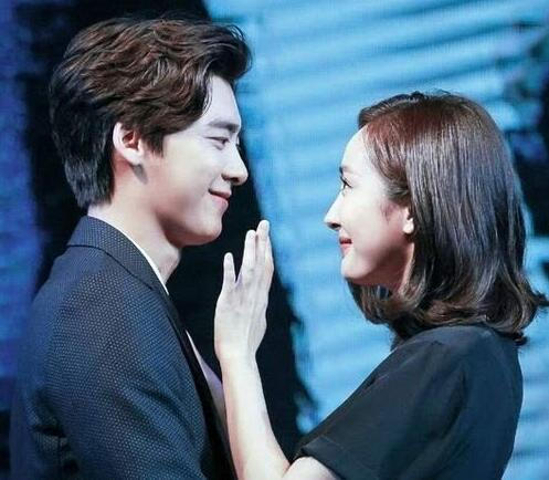 刘恺威杨幂否认离婚 杨幂李易峰已闹掰