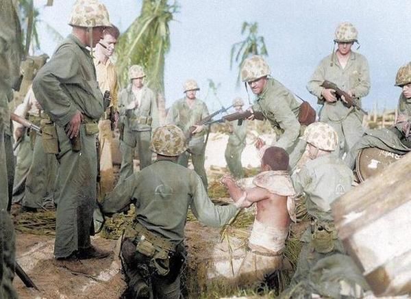美军对待日本战俘真解气 无论男女先扒光再说