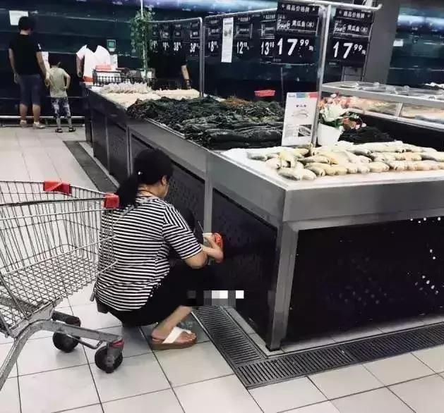 超市地铁故宫皆可尿,随便脱孩子裤子真的好吗