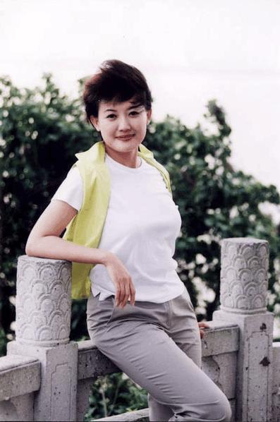 屏幕下的梁艳就像邻家女孩,主持22年来从不浓妆艳抹,生活中也常常素颜
