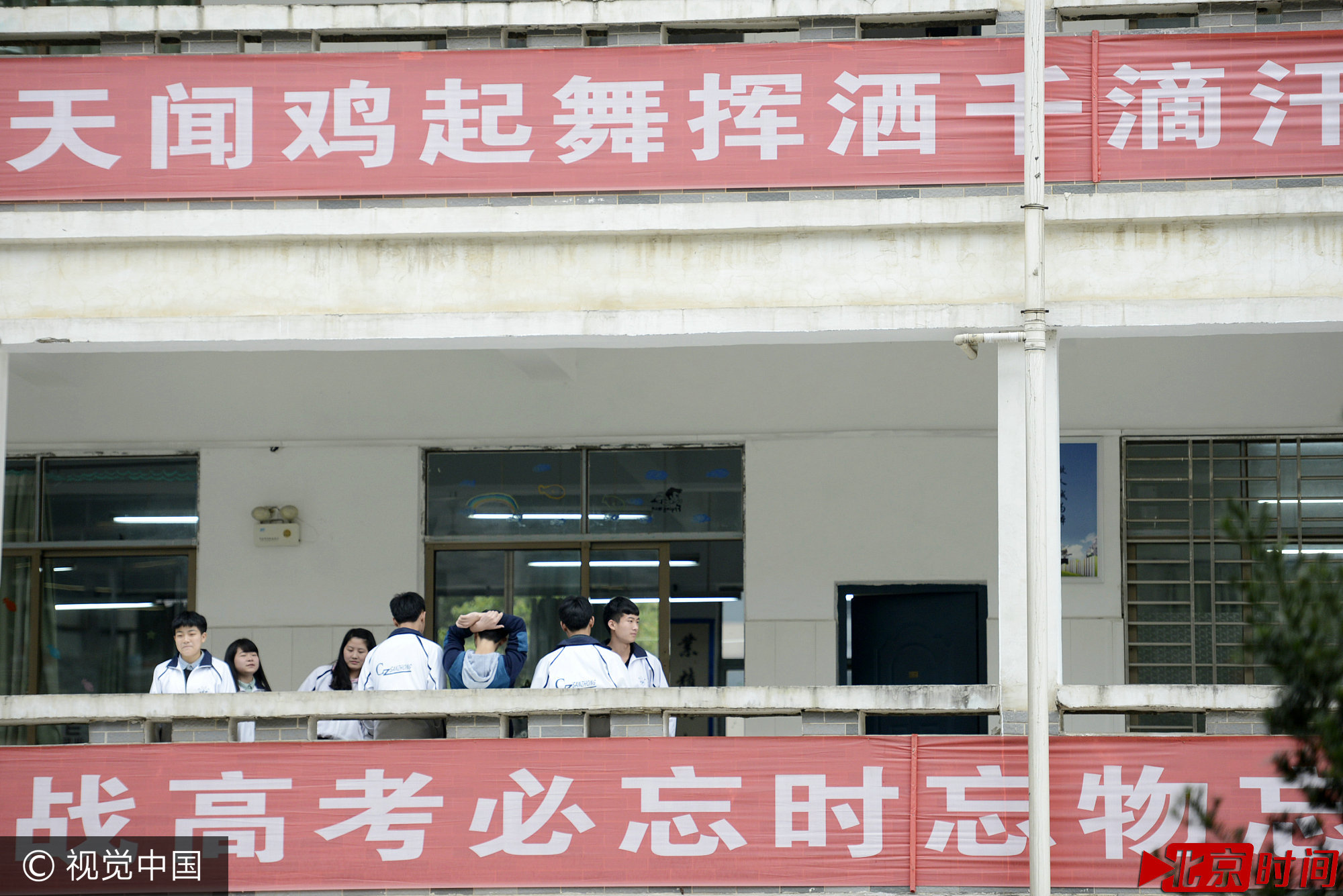 2015年3月25日，湖南郴州，某高校内的“励志横幅”。