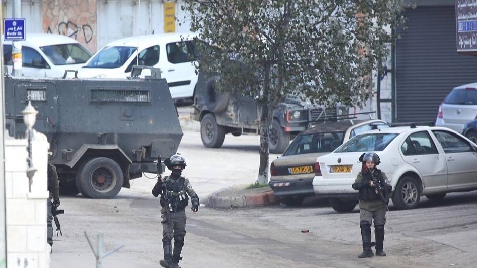 13日早，在巴勒斯坦约旦河西岸地区，4名以色列人遭到枪击，其中2人被当场打死，另外2人重伤。枪手袭击后逃亡，目前以色列军警仍在进行搜捕。