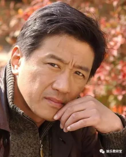 曾是足球运动员,筛过沙子做过瓦工,40岁才大红