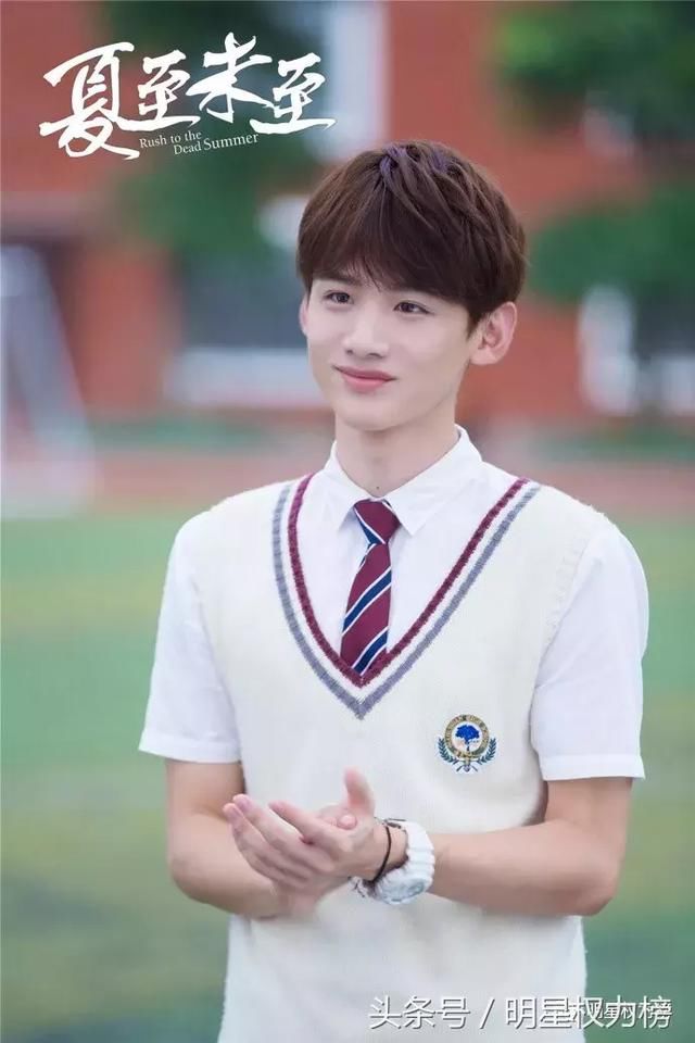 王俊凯蔡徐坤易烊千玺,细数男明星校服造型,最