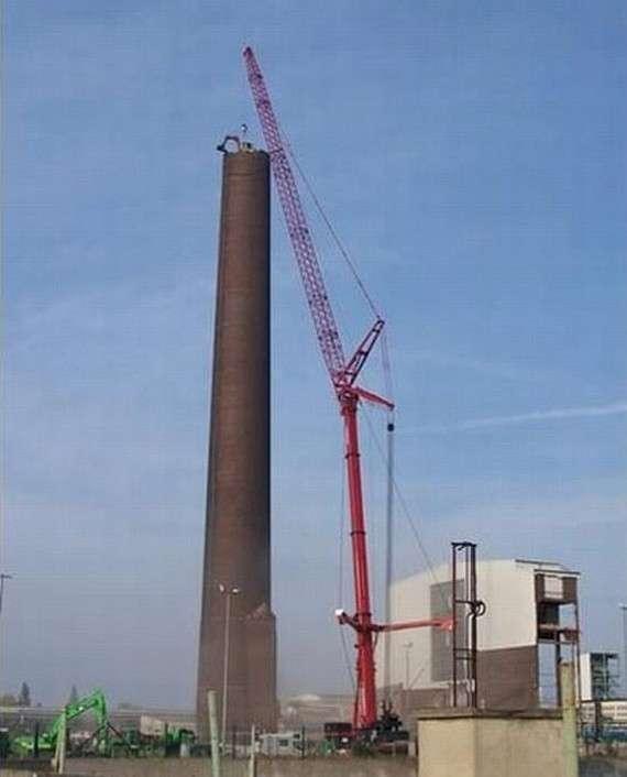 太疯狂!挖掘机百米高空拆烟囱作业 太疯狂!挖掘机百米高空拆烟囱作业