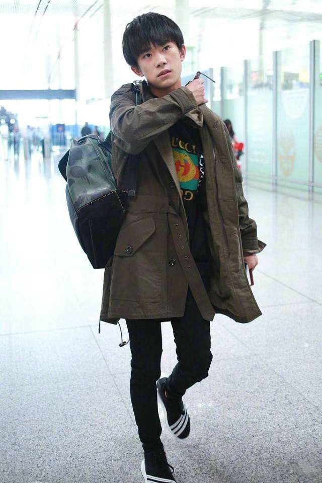 易烊千玺火到国外,带猫咪拍广告,一身潮装让韩