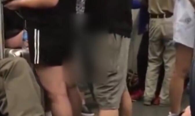 猥琐男在车厢用下体连续顶前方女生 上海地铁回应 猥琐男在车厢用下体连续顶前方女生 上海地铁回应