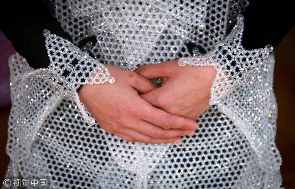 女子用14万颗水晶珠子做出婚纱 成本2万余元 女子用14万颗水晶珠子做出婚纱 成本2万余元