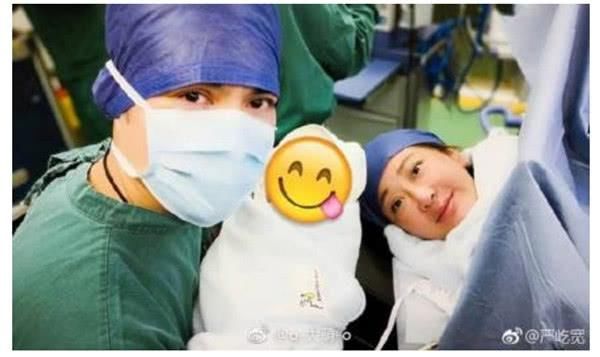 杜若溪月子里抱着女儿玩自拍 严屹宽点评:大头