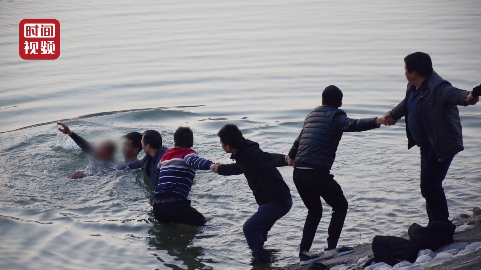 感人!男子水库轻生10余名镇干部手拉手结"生命链"救人