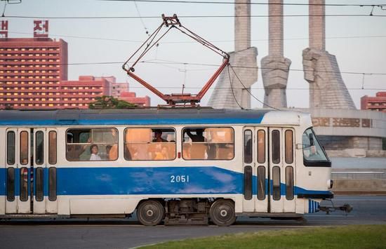 朝鲜人都开什么车?朝鲜平壤街头的"破车与豪车"