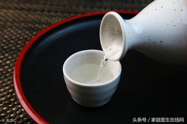 为什么啤酒和白酒一起喝容易醉?两者一起喝还