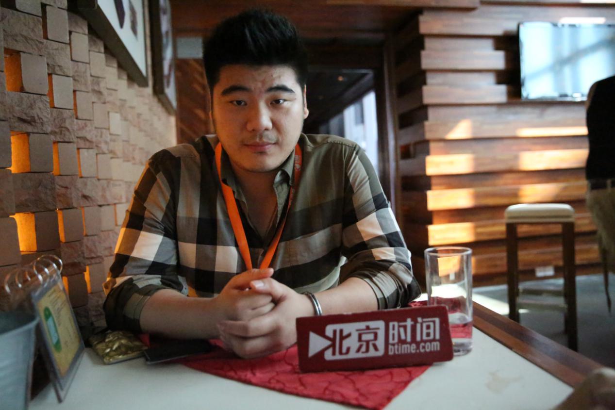 这位如今已有他自己游戏帝国的大商人也曾有想要放弃的时候,刚开始接受索尼PS的代理商时,困难一个接着一个来到,那时候想要盈利是一种幻想,可是他没有放弃,父亲的鼓励成为他一直前行的动力,“喜欢吗?”“喜欢”,“喜欢就干下去,很多人一辈子都做着他们不喜欢的事情,你既然喜欢,就坚持下去,成功并没有那么难!”除了家人的支持,添田武人先生也给予了很大的帮助,在如今的社会能碰到这样一位老师也是对他莫大的荣幸。