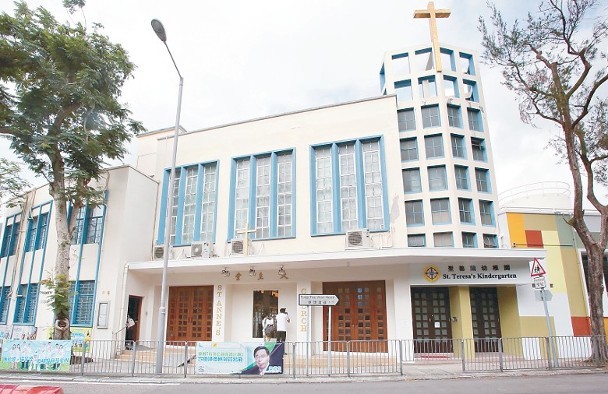 蓝洁瑛于11月3日凌晨被发现在家中逝世，终年55岁，消息震惊演艺圈。据香港“东网”11月5日报道，蓝洁瑛的姐姐蓝洁卿已经见妹妹“最后一面”。

报道称，蓝洁卿当天早上在友人陪同下现身太平间，戴帽子、墨镜和口罩，神情沉重，面对媒体发问则没有回应。图为蓝洁瑛的葬礼将在教堂举行