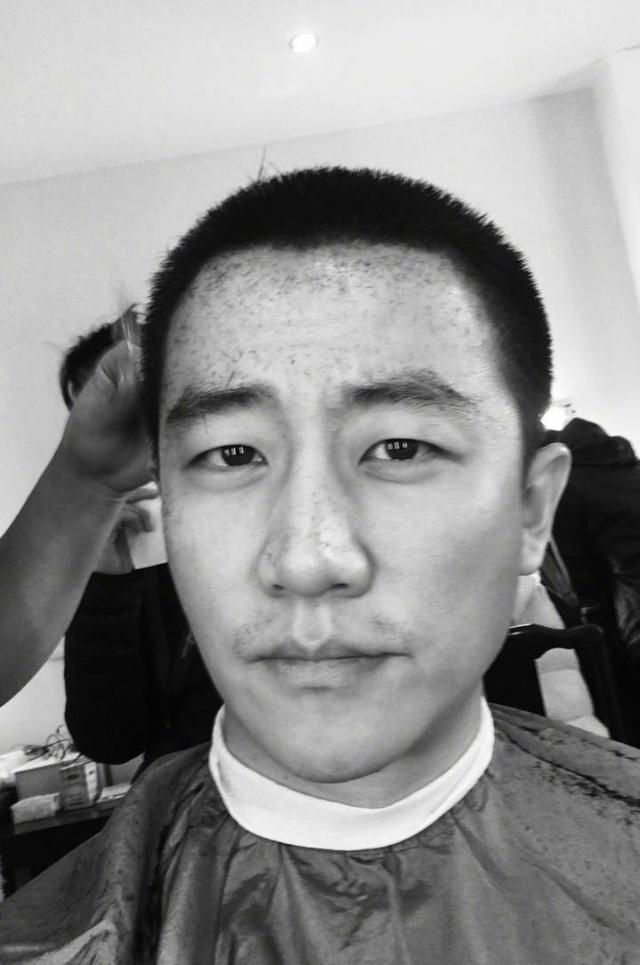 黄轩微博晒出寸头照,难道又有新戏开机嘛?与曹