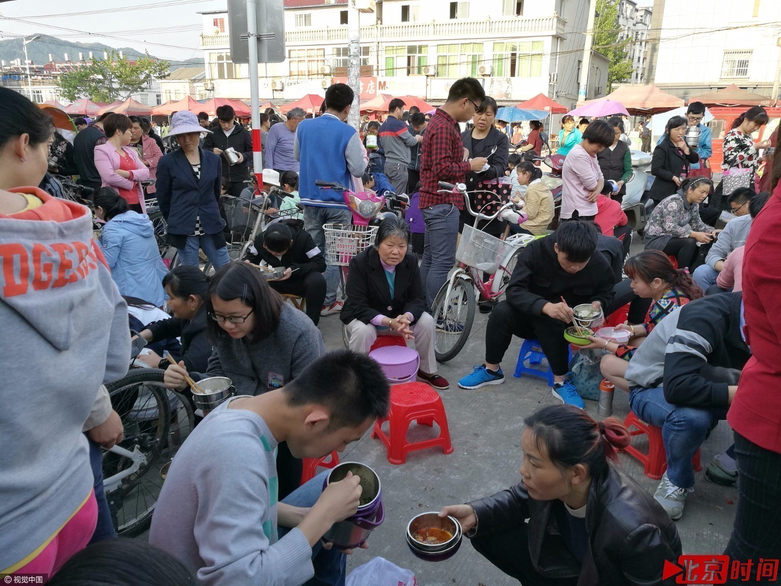 高考临近 “高考工厂”门口学生蹲地上吃饭