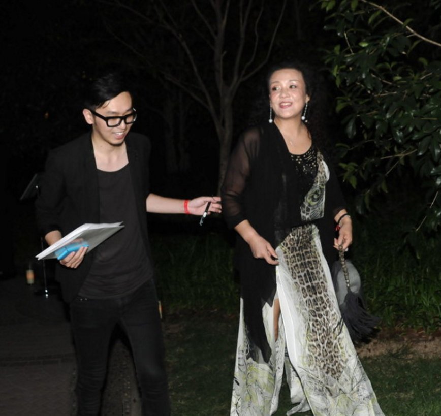 大S婆婆张兰60岁了还穿高开叉裙!这身板快赶