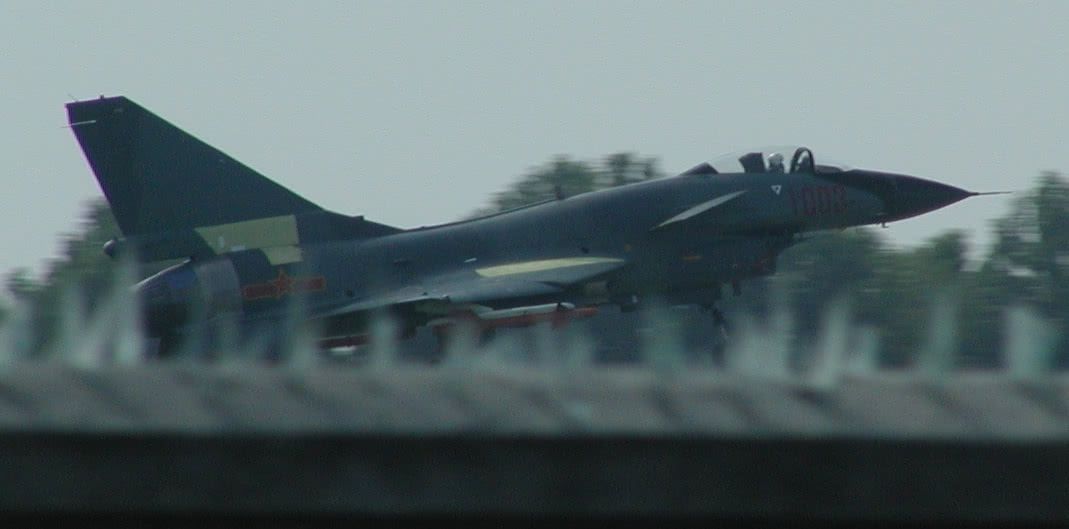 歼10战机首飞20周年 一张张老照片揭开不为人