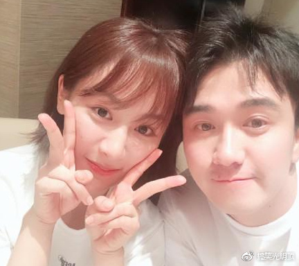 翟天临杨紫微博互怼 认识八年互发红包不超过