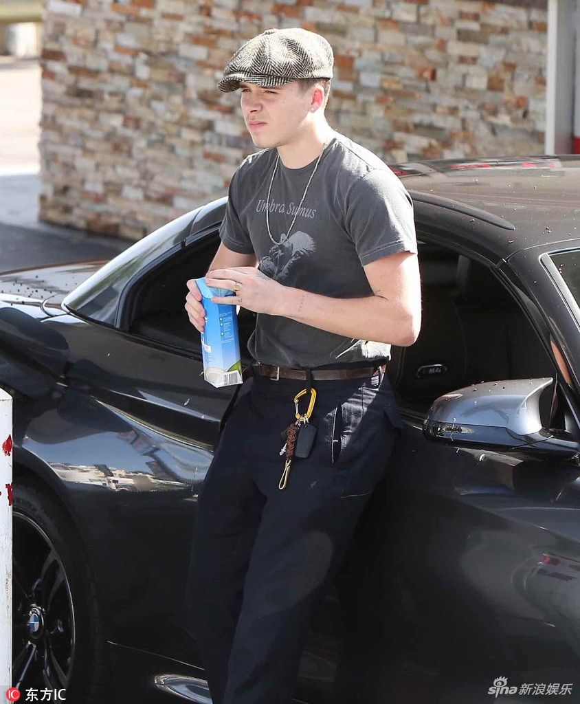 组图:订婚了?布鲁克林与"超杀女"无名指戴同款金对戒