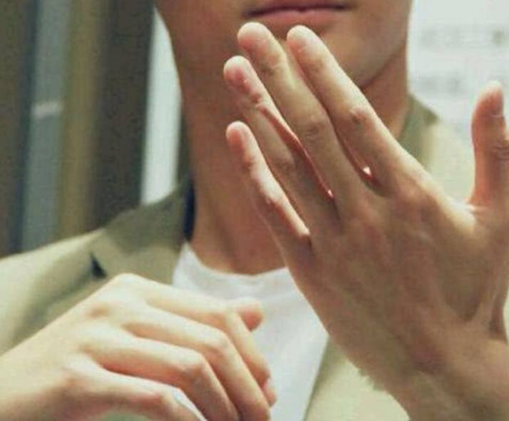 手上冒出的小水泡是皮肤病吗