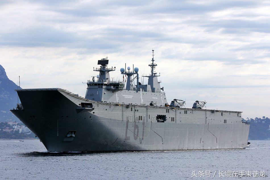 新型两栖攻击舰访问法军基地