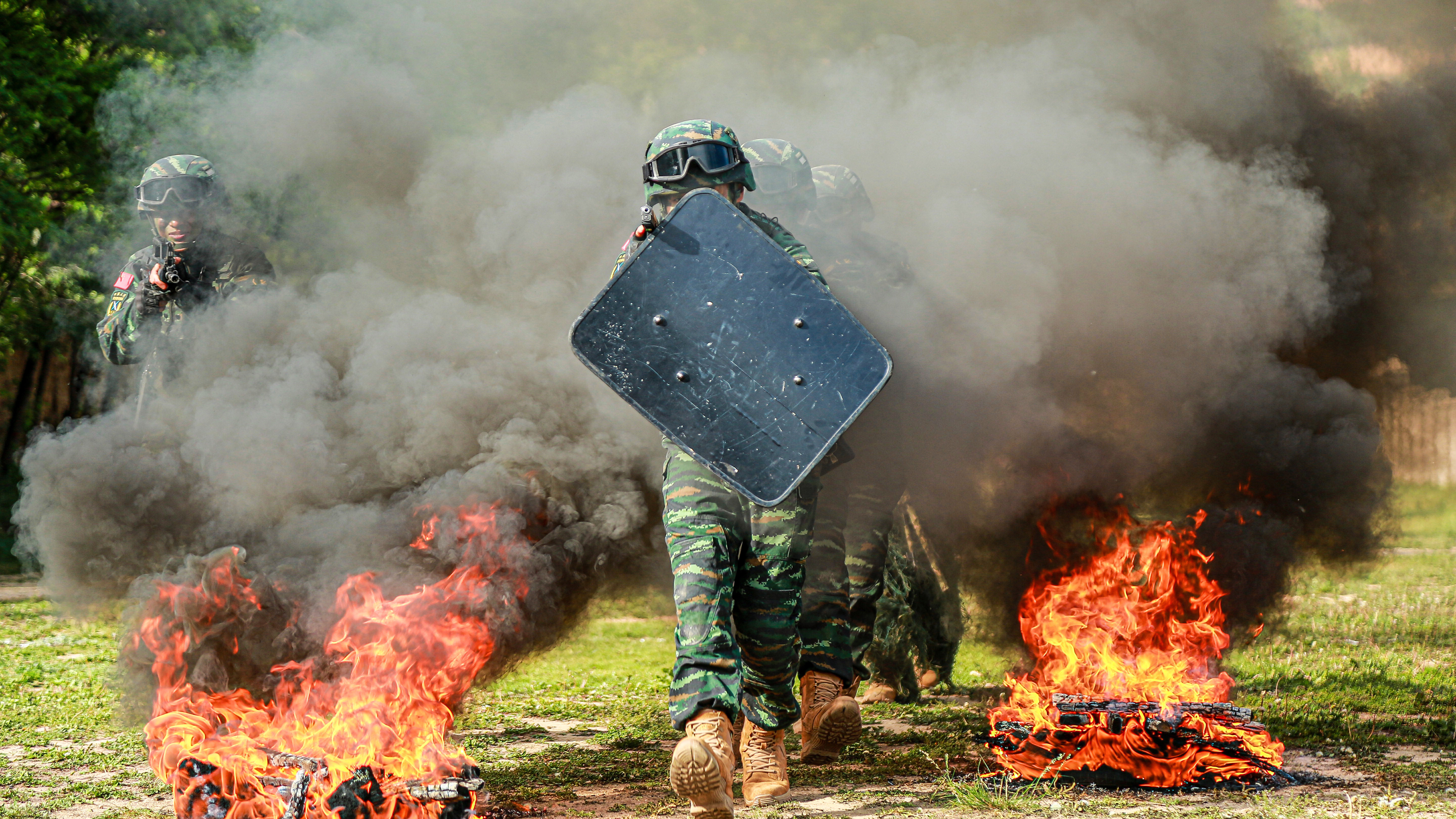 利刃出击!直击特战队员高燃练兵场 利刃出击!直击特战队员高燃练兵场