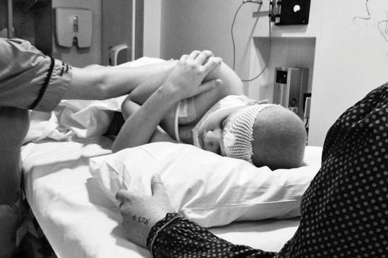 英绝望母亲喂濒死儿子大麻 竟奇迹令其恢复健康 英绝望母亲喂濒死儿子大麻 竟奇迹令其恢复健康