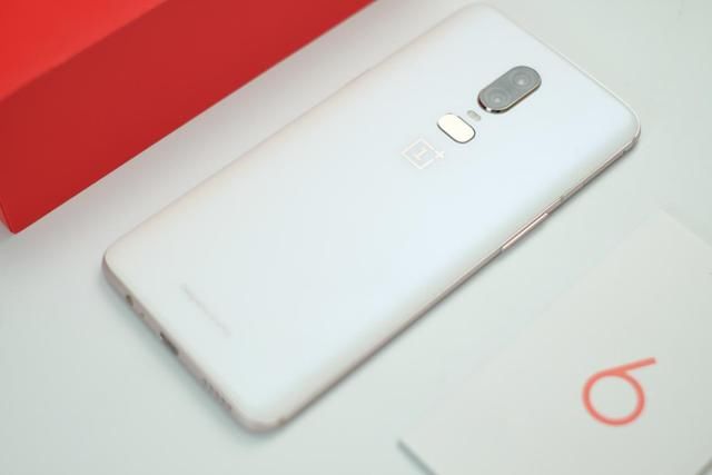 最漂亮的白色手机!一加6月牙白美丽不可方物,