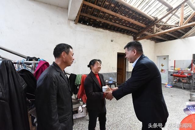 华融湘江银行岳阳分行深入帮扶村精准扶贫