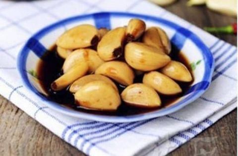 常吃醋泡大蒜能降三高 但养生专家说有些人不