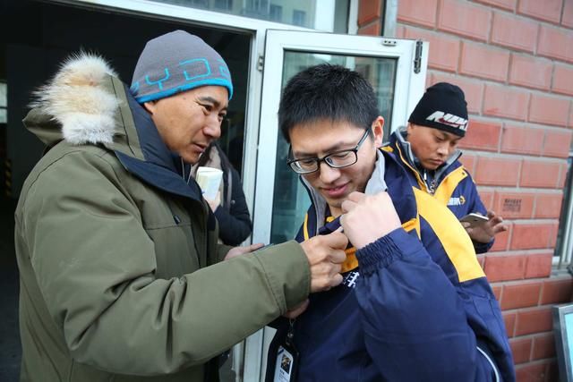 发金砖年终奖的德邦快递,已经默默给员工的家