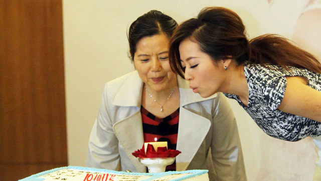 2011年10月11日,张靓颖巡演发布及生日会在北京举行,张靓颖的妈妈亲临现场为女儿庆生。