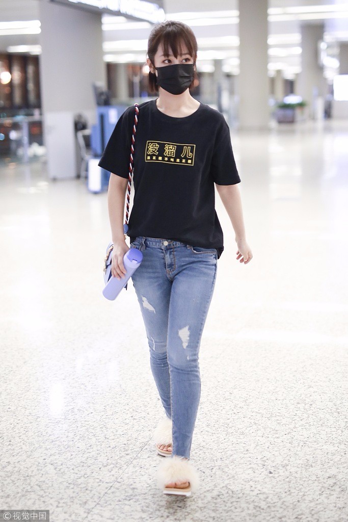 杨紫分手秦俊杰后现身摆冰山脸 黑色短袖上三