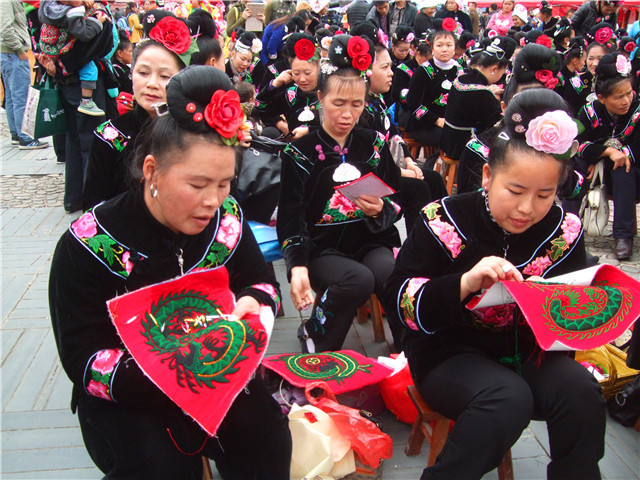 贵州雷山县两万余名绣娘端上针绣饭碗