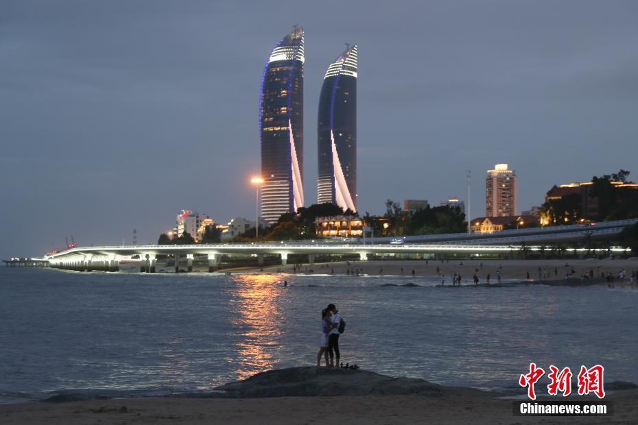 9月2日,市民在厦门白城沙滩休闲玩耍。9月3日至5日,金砖国家领导人第九次会晤将在厦门举行。 中新社记者 盛佳鹏 摄