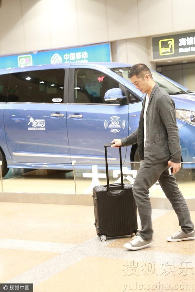 李亚鹏现身机场神情严肃 无人接机推行李箱离开