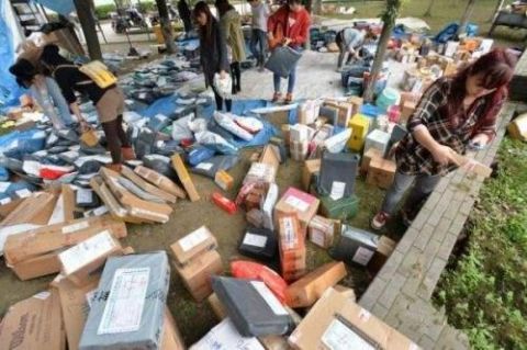 90后女孩顺手拿走别人快递,回家拆开快递一看