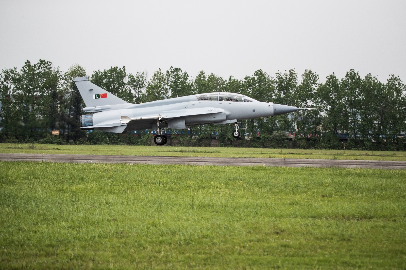 中国航空工业枭龙双座战斗教练机01架首飞成功