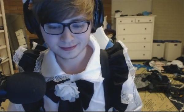 LOL:英雄联盟圈女装盛行,电竞圈不需要女朋友