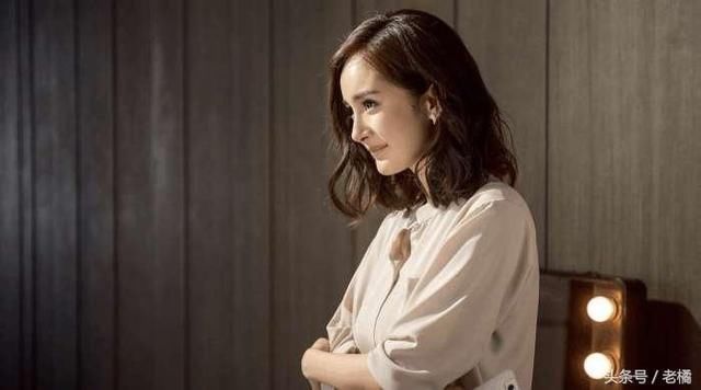 杨幂胸太大所以经常捂住胸口?答案在图里