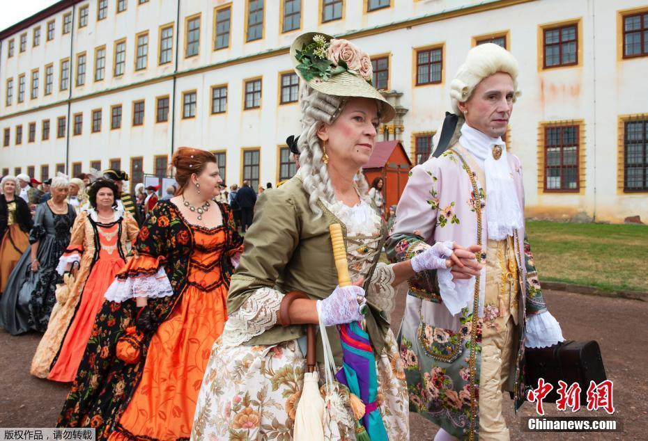 德国民众换古装参加巴洛克节 仿佛穿越回到18世纪