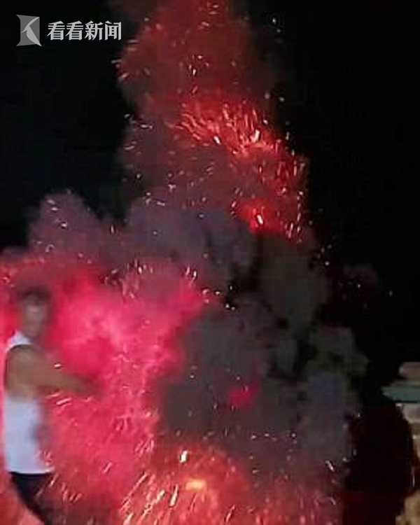 男子自制烟火倒入烤炉 瞬间被吞变身烤肉