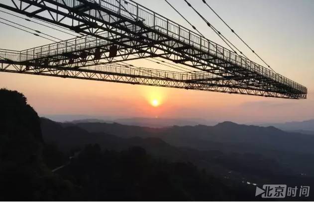 重庆天空悬廊创吉尼斯纪录 站在上面一切都是浮云 重庆天空悬廊创吉尼斯纪录 站在上面一切都是浮云