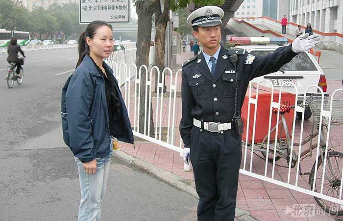 曹毅在长安街为群众指路