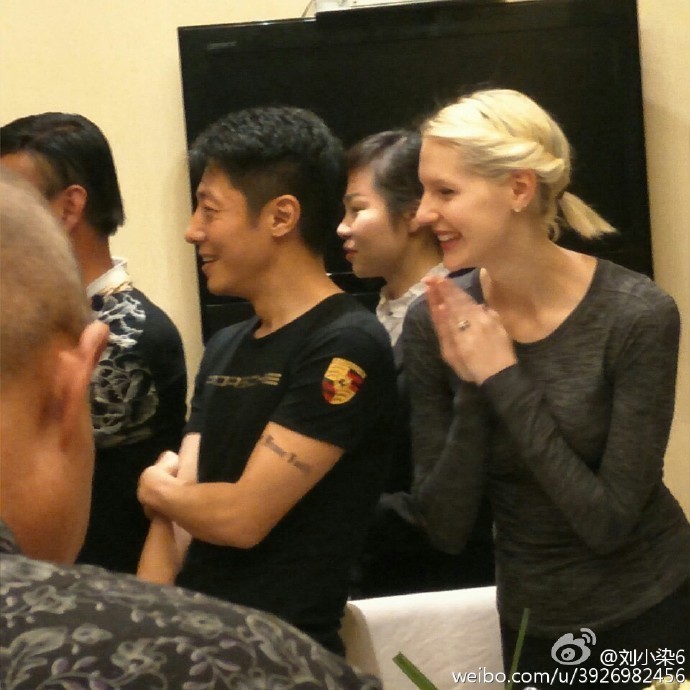 撒贝宁与妻子李白现身武汉 参加家人聚会