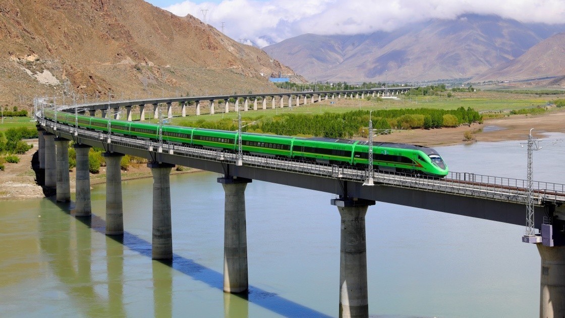 西藏首条电气化铁路建成通车 复兴号实现31个省区市全覆盖 西藏首条电气化铁路建成通车 复兴号实现31个省区市全覆盖