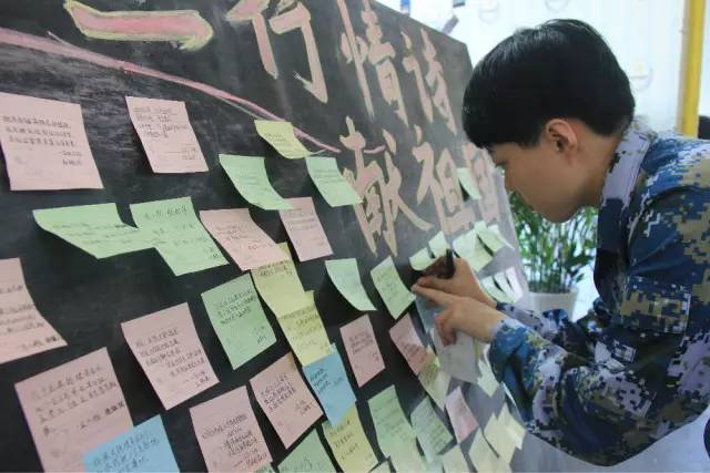 承载了她们关于大海的所有梦想。